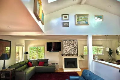 Image de One of a kind, modern, nature lovers dream home on a creek in redwoods