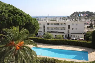 Image de Appartement climatisé avec 2 chambres, résidence standing avec piscine 100m plage