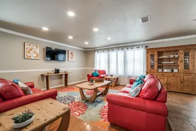 Image de Contractors, Spacious, Jbsa- Randolph, Ft. Sam, Pearl, Riverwalk\n\n