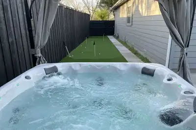 Image de Fw Retreat Minutes to Stockyards Tcu 7th St Hot Tub MiniGolf