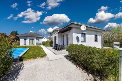 Image de Maison de vacances meublé de façon moderne avec piscine, machine à laver et lave-vaisselle
