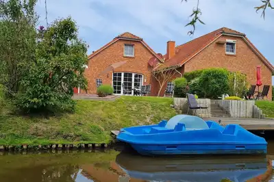 Image de Waterkieker - 100sqm vacation home on the water for 6 pers. with fireplace, heated cabin,