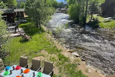 Image de On The River, Hot Tub, Walk to Town #6002