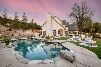Image de The Riesling Retreat by AvantStay | Pool HotTub Putting Green & Pickle Ball Crt!