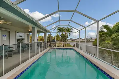 Image de Peaceful Coral Oasis: Pool House on Waterfront