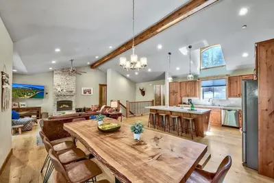 Image de Lx22 Lake Tahoe north shore 4 bed cabin w/ hot tub