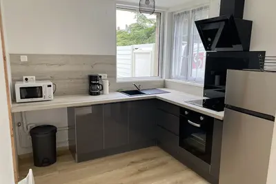 Image de Maison agréable de ville avec parking gratuit
