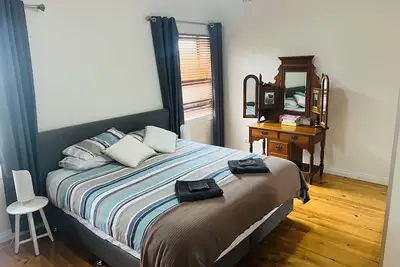 Image de Light-filled comfortable 3 B/R 2 bathroom family home. Dogs by negotiation.