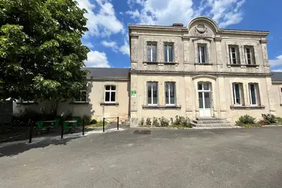 Image de École rénovée avec terrasse, 3 chambres, draps, ménage et chauffage inclus