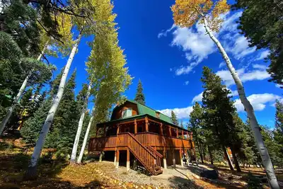 Image de Charming 3bd/3ba Cabin <1mi to Duck Creek Village!