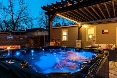 Image de Near Main St! Hot Tub FirePit Mural + Huge Back Yard! Great for Big Groups!