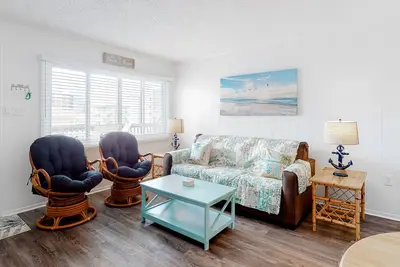 Image de Bright & beachy getaway near white sand with fast WiFi, open layout, Ac & W/D