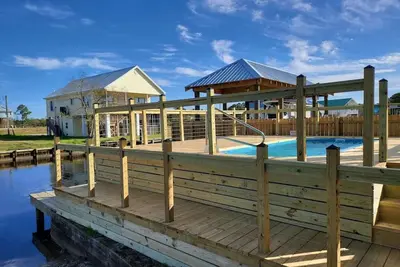 Image de Waterfront Comfort With Pool - Sleeps 8!