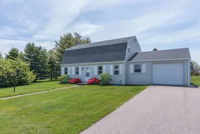 Image de Spacious backyard, recently renovated & walking distance to Scarborough Beach! !