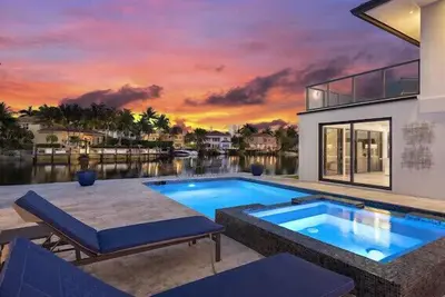 Image de Villa Paraiso, All Glass Waterfront Mansion Sleeps 15