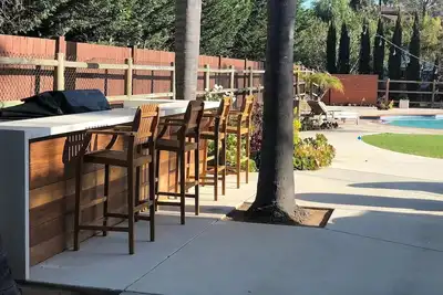 Image de Spacieuses et modernes Accueil w \/ Piscine parfait pour les familles
