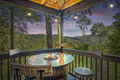 Image de Long- & Short-Range Views/King Beds/Fireplace/Fire Table/Game Room