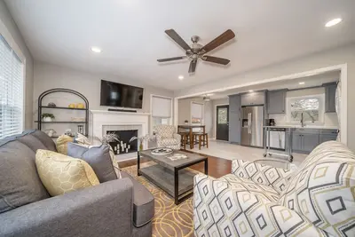 Image de New! Completely renovated 2bed/1bath Uptown home!
