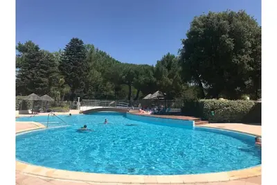 Image de Maison cocooning récemment rénovée avec grande piscine chauffée