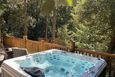 Image de Log Cabin w/King Suite, Hot tub with Beautiful Views, Seasonal Creek