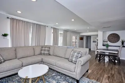 Image de Stylish basement\/apartment ideal for long stays