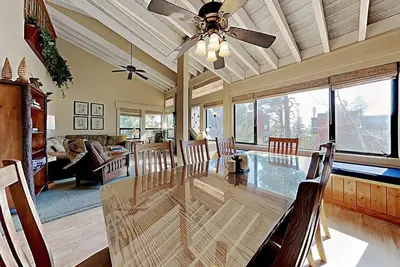 Image de Spacious and Bright Slopeside Condo with Beautiful Mountain Views (1849 Condos 693) by RedAwning