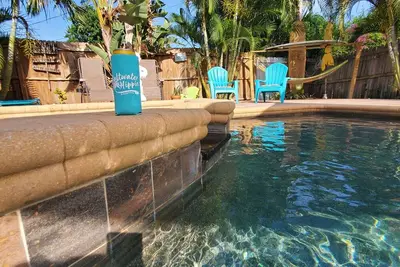 Image de Pool home, pet friendly- 5 min from the beach!