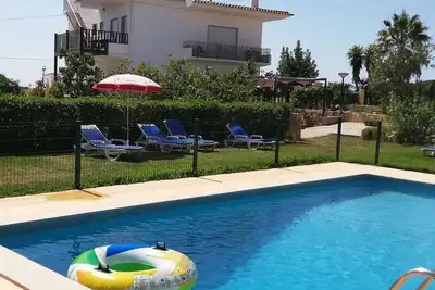 Image de Lovely 3 Bedroom Apartment in a cottage villa / Pool/  Wifi/ Beach