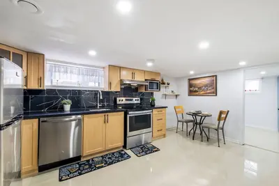 Image de Lovely 2 Bedroom Basement Apartment in East-York