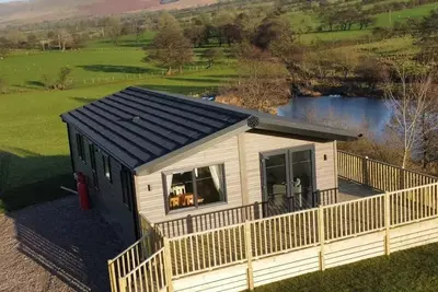 Image de **May\/June discounts available in Luxury 3 bedroom, pet-friendly lodge. **