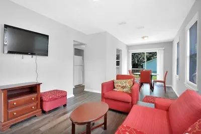Image de ~Quaint Bungalow_Sleeps 6_Near Stadium~