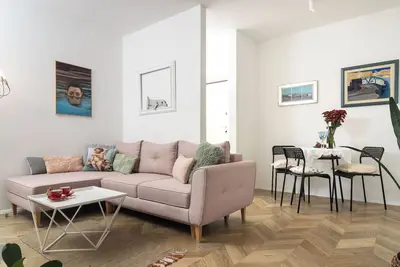 Image de 1 Bdr sunny apt with balcony, 100 m from the sea!
