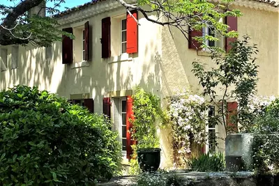 Image de Ancien mas rénové sur domaine viticole, vue Ventoux, proche Avignon