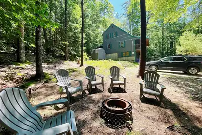 Image de Minutes to Sandy Beach, House w Firepit, Grill, 2 Kayaks and Screen Porch