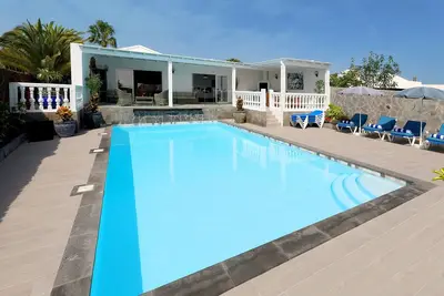 Image de 5 Bedrooms, 4 bathrooms, sleeps 12 persons, heated Pool, Free Wifi & A\/C