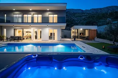 Image de Villa Hill with private 32sqm heated pool and hydro-massage, 4 en-suite bedrooms, 200m from sandy the beach