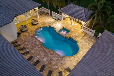 Image de 7000sf Mansion\/Gameroom\/Theater\/Heated Pool