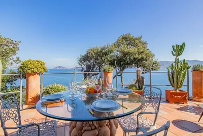 Prestigious beachfront luxury villa with private access to the beach.