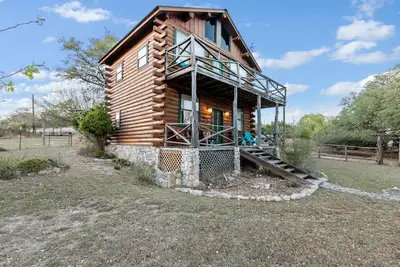 Image de Mighty Oak Log Cabin - Authentic log cabin - Short drive to downtown