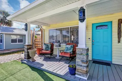 Image de Quaint living in Central Beachside steps from the beach!