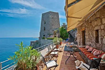Image de The Tower - Sept Chambres Villa, Couchages 13