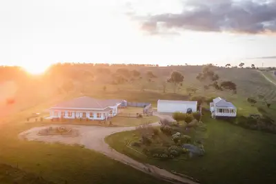 Image de The Farmhouse At Harry Scotts Vineyard. The Views!