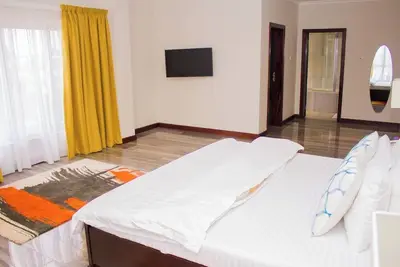 Image de 3 bedroom furnished rooftop suite located at a serine environment.