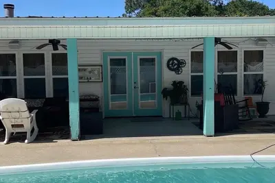 Image de Amy’s Poolside Retreat