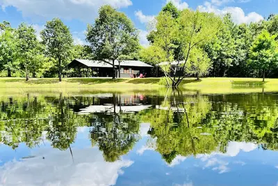 Image de Cozy cabin w\/ private pond & firepit. 3 miles to lake & 12 to Crater of Diamonds