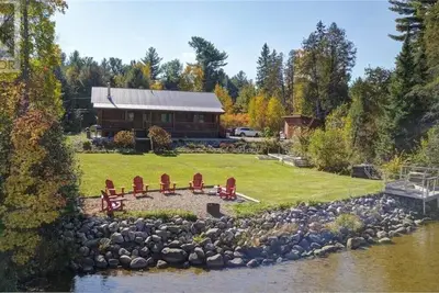 Image de Family Oriented waterfront Log Cabin with new hot tub and sauna.