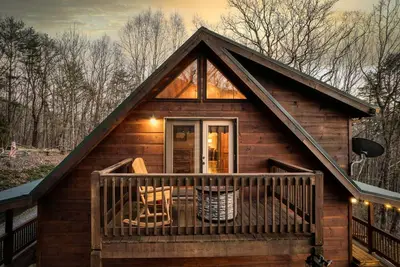 Image de Overlook Nook, Mtn View Cabin w\/Treehouse, Hot tub & 2 King Beds