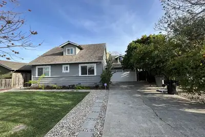 Image de Lovely 3-bedroom home with dedicated office and peaceful backyard.