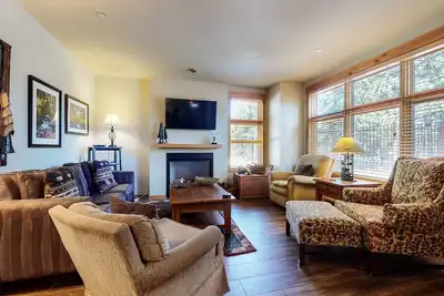 Image de Solstice 11 Amazing Location on Golf Course, Heated Garage, Private Washer Dryer by RedAwning