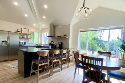 Image de Sparkling Running Y Tree Top Condo with Spectacular Views - Close to Crater Lake